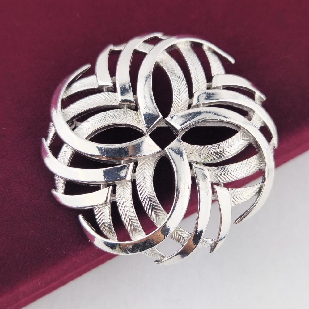 Trifari Vintage Silver Tone Openwork Ribbon Circle Brooch Pin Geometric Textured